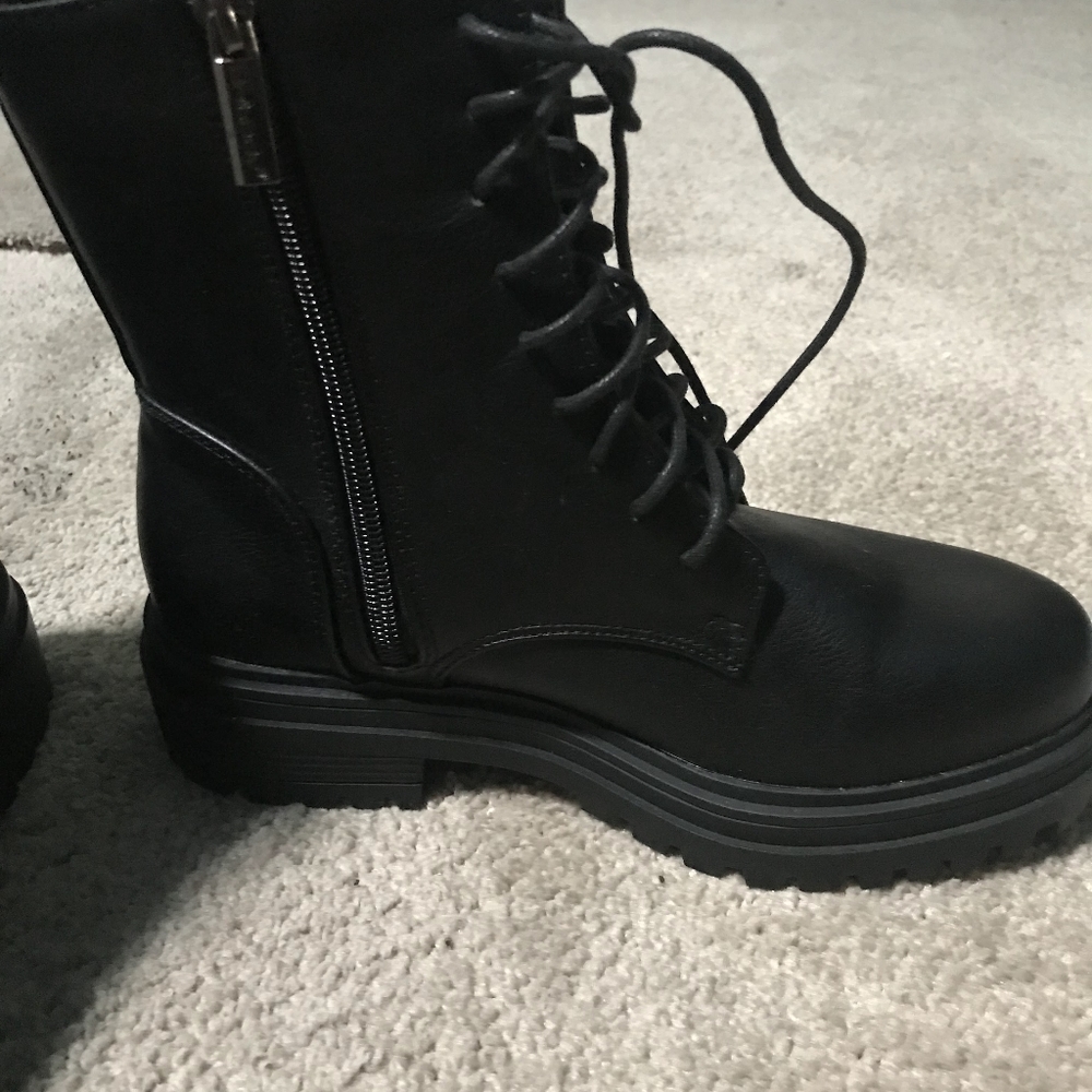 Women's black combat boots Nwot size 6